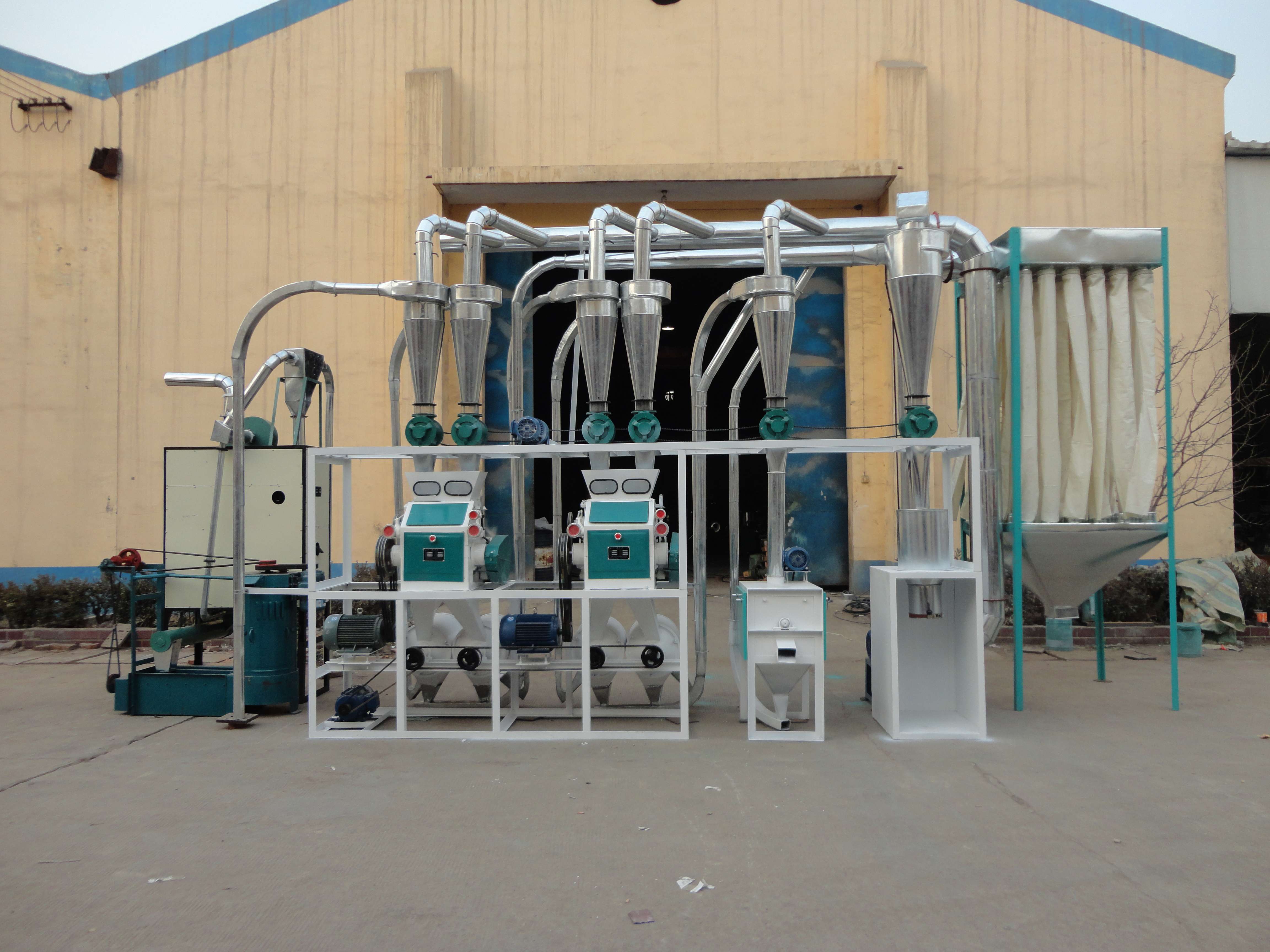 中瑞糧油機械小型面粉機組.jpg 中瑞糧油機械小型面粉機組.jpg